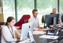 현대인의들의 고민 : 라운드숄더, 원인과 자가 진단법.