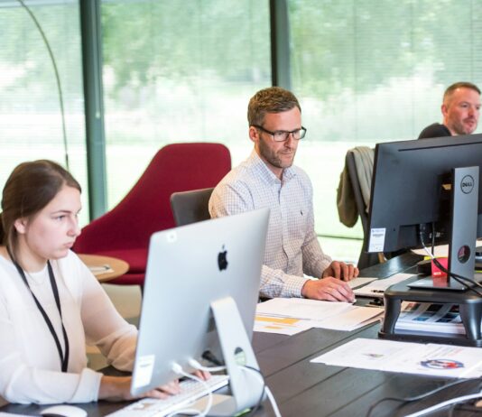 현대인의들의 고민 : 라운드숄더, 원인과 자가 진단법.